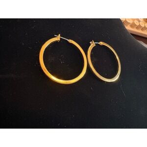 Gold Tone Hoop Earrings Polished Flat Edge Medium Round Latch Back Classic Style
